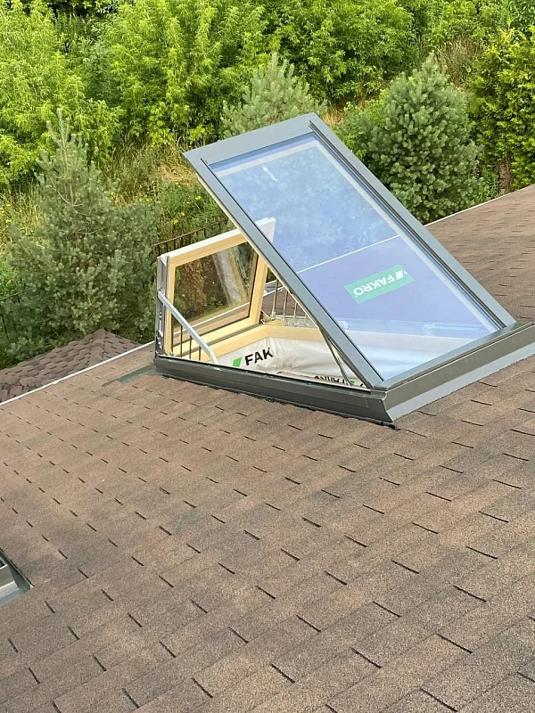 Fakro FGH-V P2 Galeria 78x255 с открытой балконной дверью на гибкой черепице