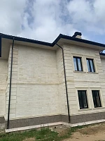 Фасад дома с водосточной системой Grand Line и металлочерепицей Трамонтана Purman