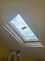 Мансардное окно Fakro PTP-V U3 ПВХ в процессе монтажа