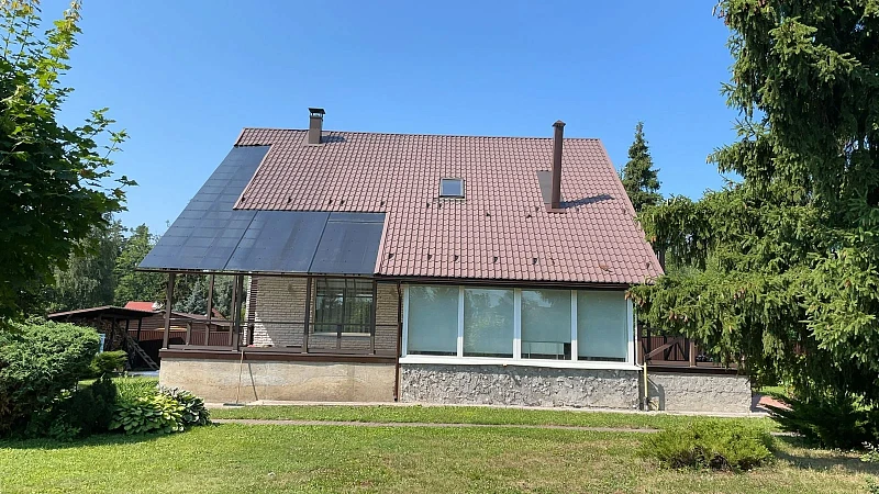 Кровля из кликфальца Grand Line Quarzit Lite RAL9005 черный, общий вид дома