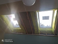 Монтаж мансардных окон изнутри, видна пароизоляция и утеплитель