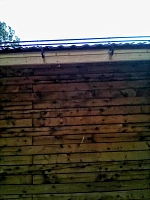 Монтаж системы водостока с защитной лентой на доме