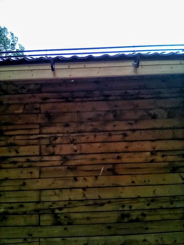 Монтаж системы водостока с защитной лентой на доме