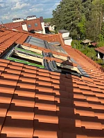 Два окна Fakro FTP-V U5 78х118 в процессе монтажа с окладами EZV