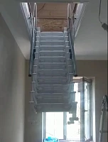 Алюминиевая чердачная лестница полностью разложена, все ступени видны