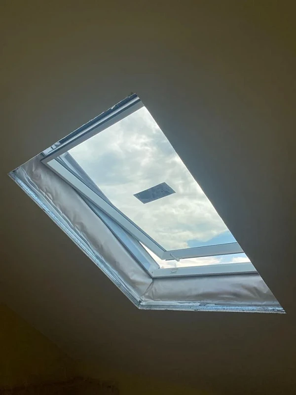 Мансардное окно Fakro PTP-V U3 ПВХ с комплектом гидроизоляции XDK