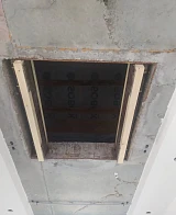 Деревянный короб чердачного люка в бетонном перекрытии