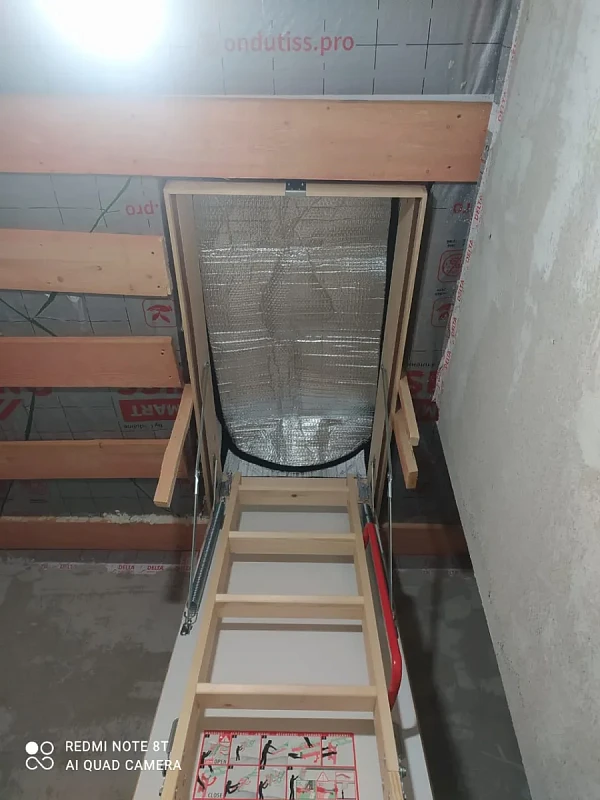 Складная чердачная лестница из дерева, вид снизу на люк с утеплением