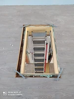 Люк лестницы Fakro LML 70x120 вид сверху с чердака, лестница сложена