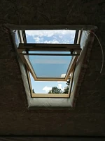 Мансардное окно Velux GZR 3061 78x140 открыто, вид на небо изнутри
