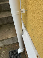 Нижняя часть белой водосточной трубы Döcke Premium ПВХ с коленом