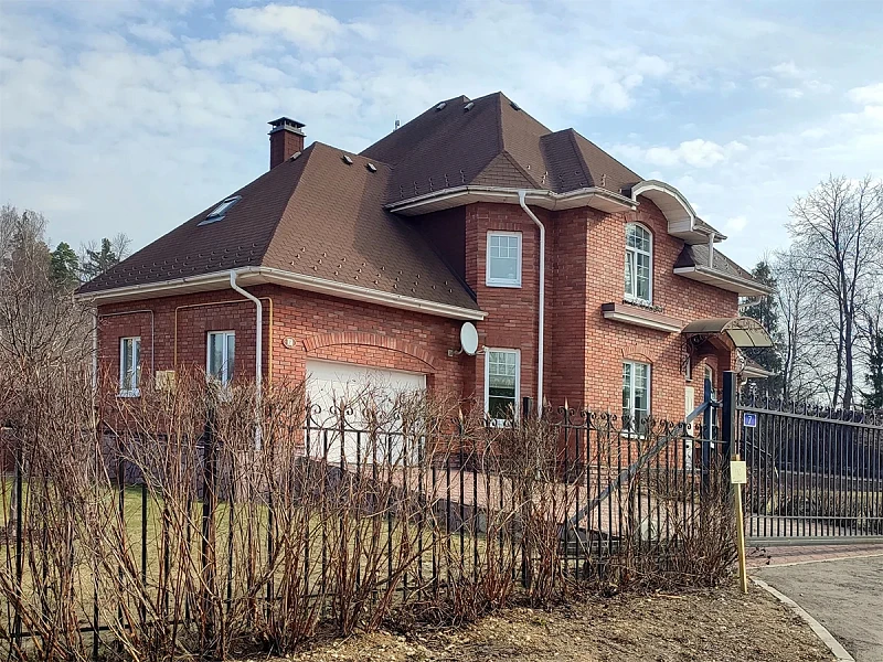 Кирпичный дом с коричневой кровлей Shinglas Модерн брикс