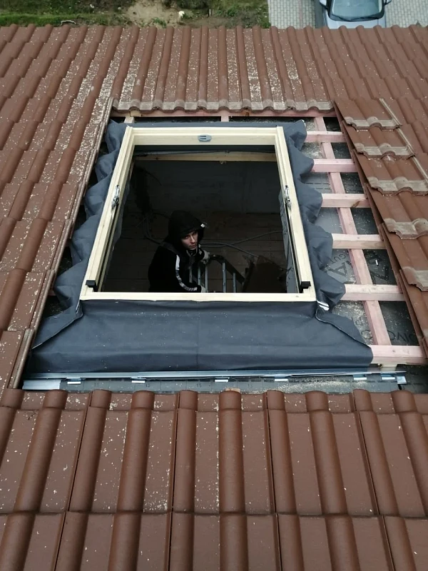 Процесс монтажа окна Velux GZR 3061 94х140 на кровле