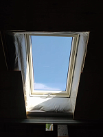 Мансардное окно Fakro FTU-V U4 с комплектом XDK-RU изнутри мансарды