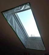 Установленное мансардное окно FAKRO внутри помещения