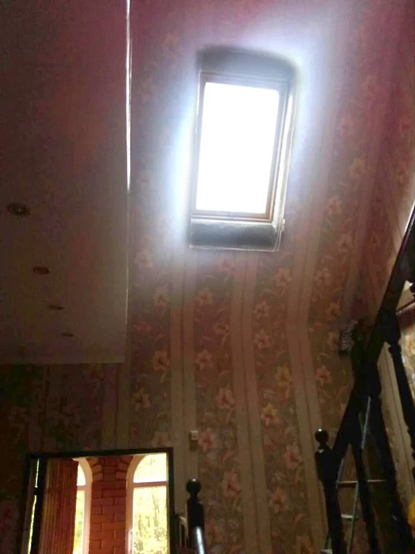 Мансардное окно Fakro FTS U2 над лестницей, естественное освещение