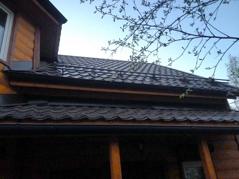 Металлочерепица со снегозадержателем Borge и водостоком Металл Профиль