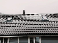 Крыша из металлочерепицы с двумя мансардными окнами и вентвыходом