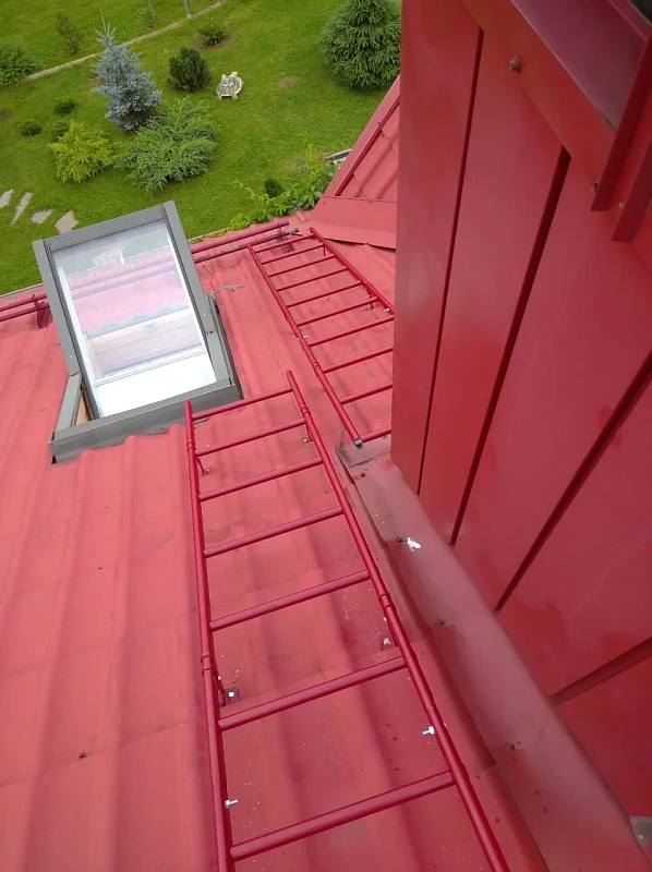 Кровельная лестница Borge RAL 3011 на фальцевой кровле с мансардным окном