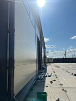 Стена здания с установленными элементами водостока