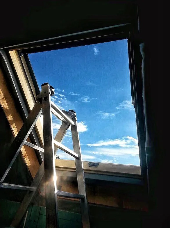 Установка оклада мансардного окна, гидроизоляция кровли