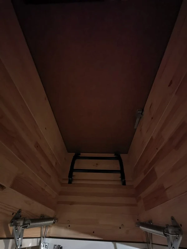 Вид внутри короба лестницы Fakro LST 70х120 со сложенными секциями