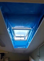 Мансардное окно в светлом помещении с пароизоляцией