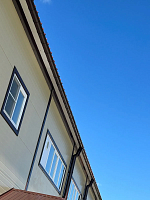 Вид на здание с установленной водосточной системой