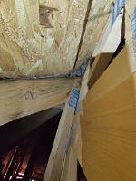 Крупный план повреждений стропильной системы от воды