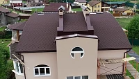 Фасад коттеджа с новой кровлей из гибкой черепицы