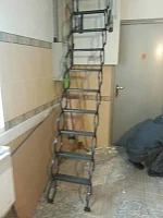 Чердачная лестница Fakro LST 70x120 в разложенном состоянии, монтаж завершён