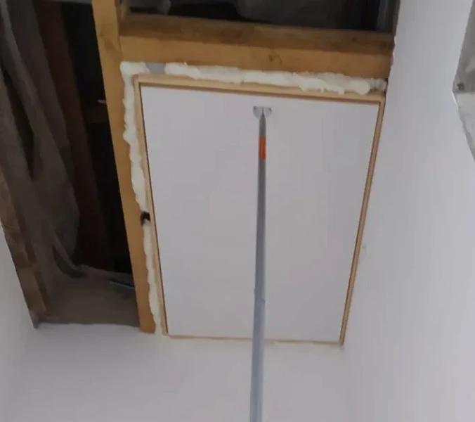 Люк чердачной лестницы с утеплённой крышкой и телескопическим стержнем для открывания