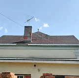 Дом до реконструкции: вид сбоку со старой кровлей и дымоходом