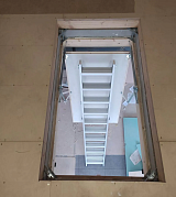 Вид с чердака на разложенную лестницу через открытый люк