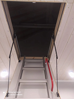 Лестница Oman Alu Profi Lite вид снизу на люк и ступени с красным поручнем