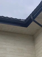 Угловой водосток Grand Line и карниз кровли Металл Профиль Трамонтана крупным планом