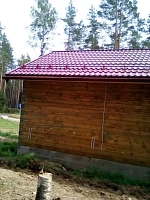 Гараж с бордовой крышей и краевой защитой от снега