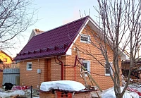 Монтаж металлочерепицы Grand Line Classic GL Satin RAL 3005 в процессе