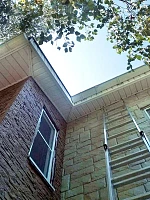 Процесс монтажа софита под карнизом