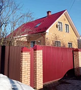 Дом с кровлей Grand Line Classic GL Satin RAL 3005 и мансардным окном Fakro