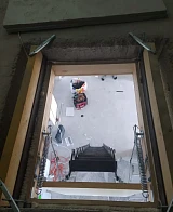 Раскладная чердачная лестница с пружинами, вид сверху через люк