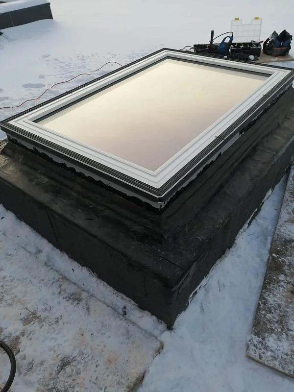 Зенитное окно Fakro DXC-C P2 100х150 на плоской кровле с гидроизоляцией, зимний монтаж