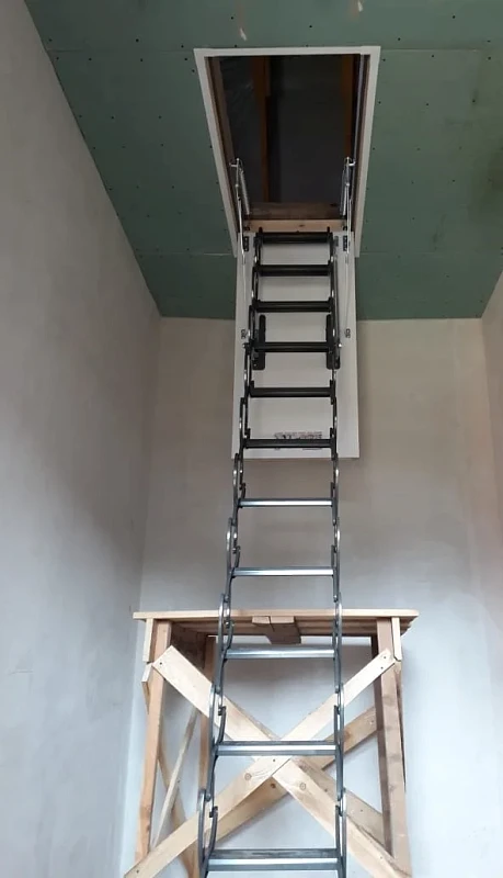 Чердачная лестница Fakro LST 60x120 в разложенном виде, вид снизу