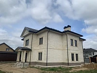 Боковой фасад дома с кровлей Металл Профиль Трамонтана и водостоком Grand Line