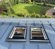 Мансардные окна на фальцевой кровле с видом на сад
