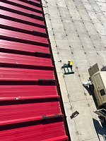 Водосточный желоб и коричневый профлист на кровле