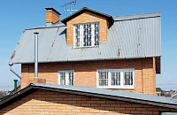 Кирпичный дом со старой шиферной кровлей перед реконструкцией