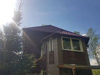 Дом с верандой и кровлей Grand Line Classic Satin RAL 3005, солнечный день