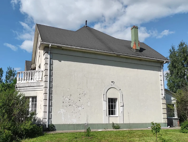 Боковой фасад дома до замены кровли на металлочерепицу Ламонтерра