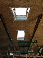 Два окна Velux GZR 3061 разных размеров 78x140 и 55x98 на мансарде